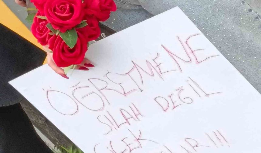 Öğrenciler öğretmenlerini çiçeklerle karşıladı