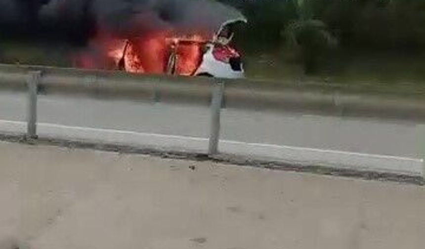 Otomobil seyir halindeyken alev aldı