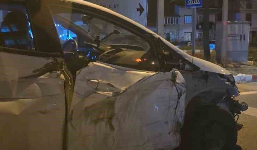 Trafikteki bu hasarlı araç dikkat çekti