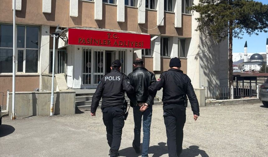 Uyuşturucuyu vites ile teyip arasındaki gizli yere sakladı