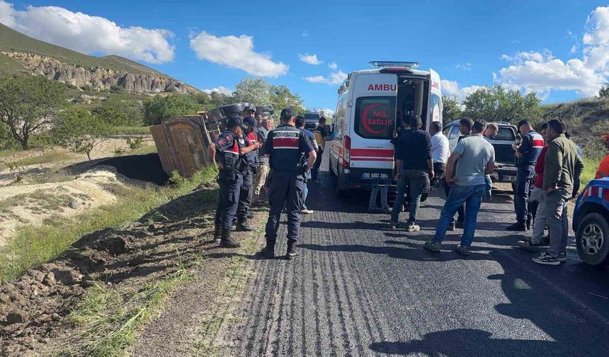 Asfalt çalışması sırasında devrilen kamyonda sürücü yaralandı