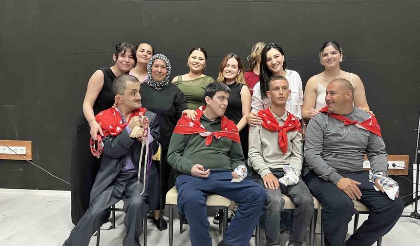 Bayındır'da engelli bireylere asker temsili eğlencesi