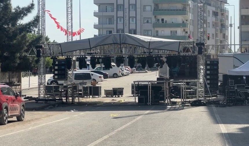 Bayrak tartışması konseri iptal etti