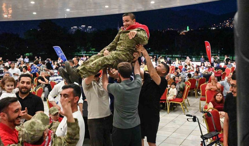 Bursa'da özel gereksinimli asker adaylarına unutulmaz kına gecesi