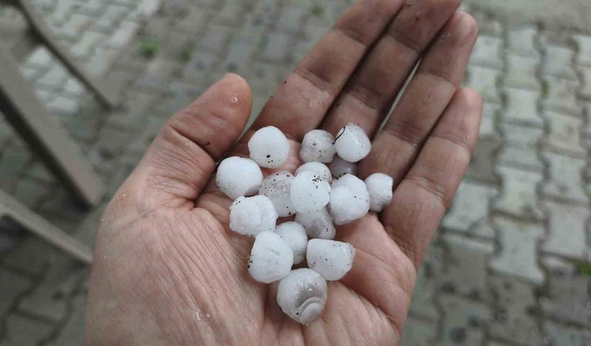 Demirci'ye dolu yağdı