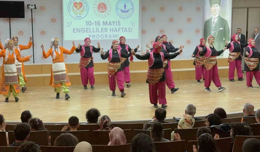 Engelli bireyler için düzenlenen özel etkinlikte velilerin gösterisi büyük ilgi gördü