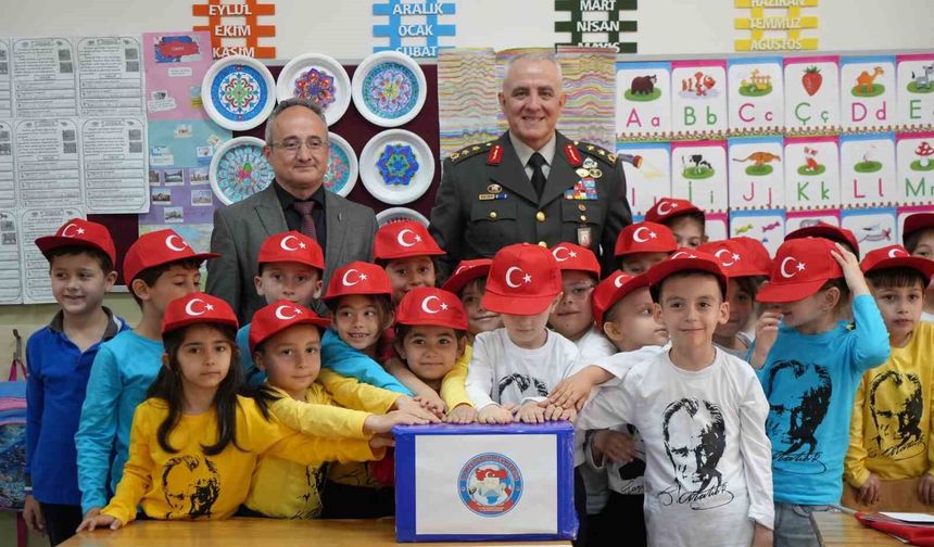 Mehmetçiklerin mektupları öğrencilere ulaştı