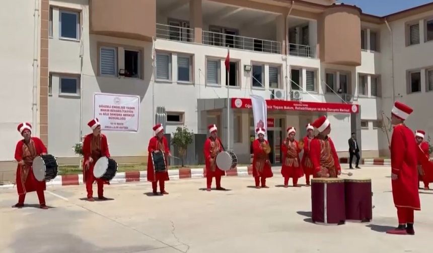 Özel bireylerden oluşan mehteran takımının etkileyici gösterisi