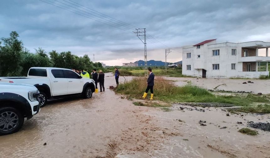 Sağanak yağış, dereleri taşırdı ve mahalleleri su bastı