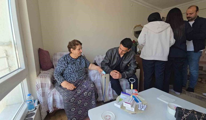 Sağlık öğrencileri, yaşlıların evinde sağlık taraması yapıyor
