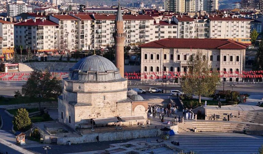 Yabancı öğrenciler, tarihi camide bayram namazı kıldı
