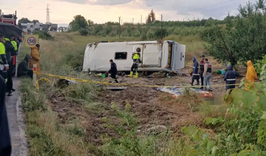 Isparta’da tur minibüsü şarampole yuvarlandı: 4 ölü, 16 yaralı