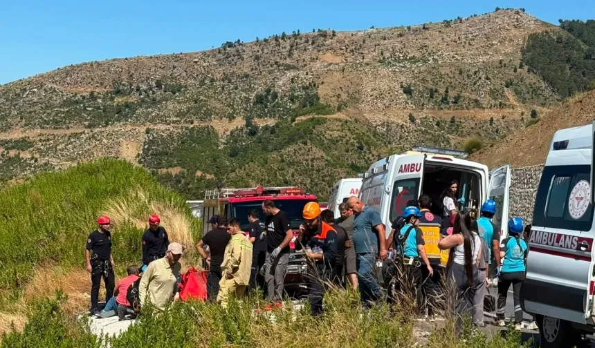 Antalya’da araç uçuruma yuvarlandı: Aynı aileden 5 kişi hayatını kaybetti