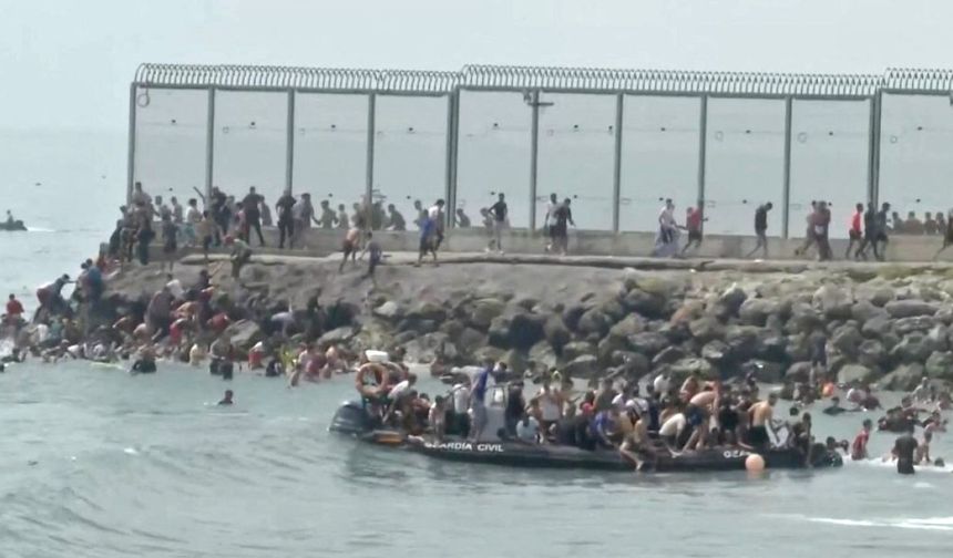 İspanya’da sınır alarmı: Binlerce göçmen İspanya’ya geçti, ordu bölgeye sevk edildi