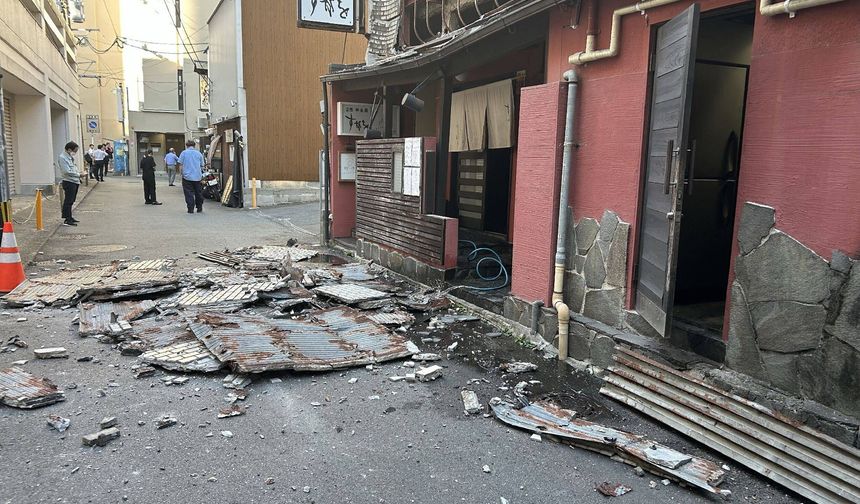 Japonya 7,1’lik depremle sarsıldı! AVM’nin bir bölümü çöktü, içeride mahsur kalanlar var