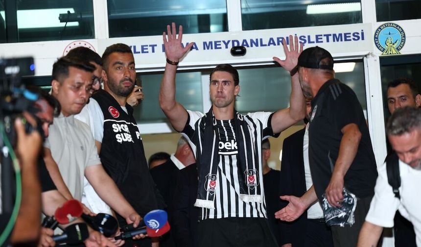 Dusan Vlahovic İstanbul’da! Beşiktaş’ın yıldız golcüsü taraftara şampiyonluk mesajı verdi