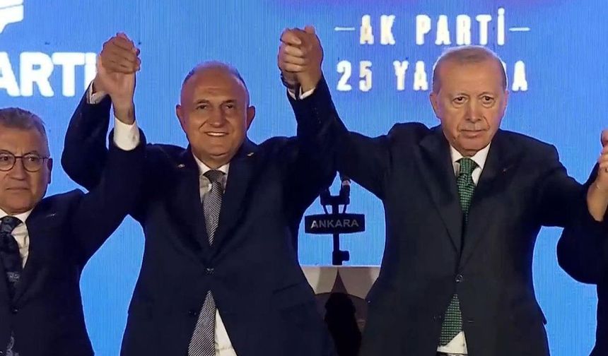 AK Parti’nin 25. yılında dikkat çeken katılım: 3 milletvekiline Erdoğan rozet taktı