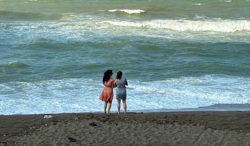 Akçakoca'da dalgalar 4 metreyi buldu