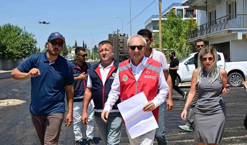 Altınova'da 4 mahalleyi kapsayan caddeye sıcak asfalt uygulaması