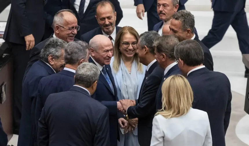 Meclis’te Bahçeli ile Özel arasında dikkat çeken diyalog: “Bir gecede 91 vekile nasıl ulaştınız?”
