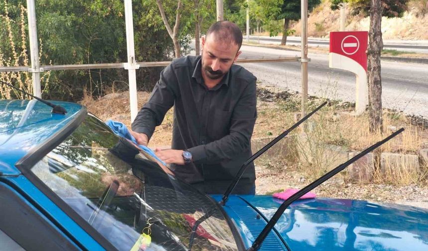 Çocukluk hayali gerçeğe dönüştü: 32 yıllık aracına gözü gibi bakıyor