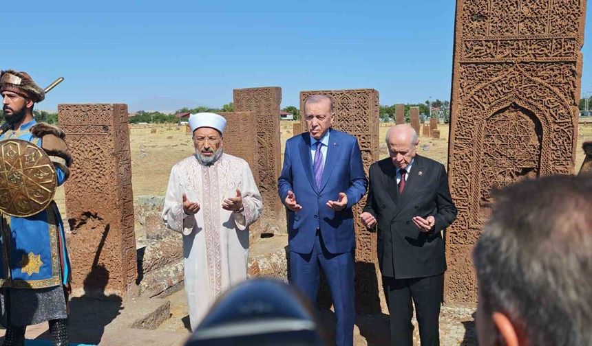 Cumhurbaşkanı Erdoğan Ahlat Selçuklu Kabristanını ziyaret etti