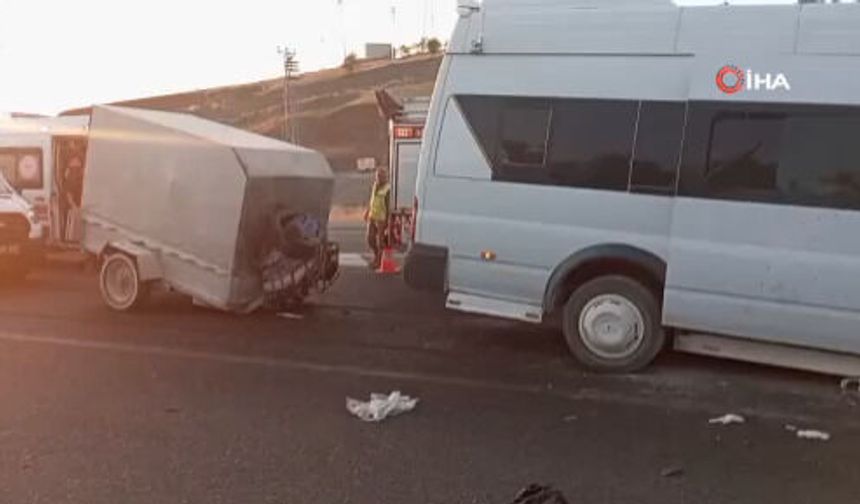 Malatya’da tarım işçilerini taşıyan minibüs tırın altına girdi: 19 yaralı