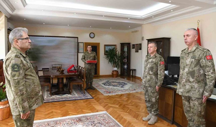 Erzincan'da 3'üncü Ordu Komutanlığı'nda Devir Teslim Töreni Yapıldı