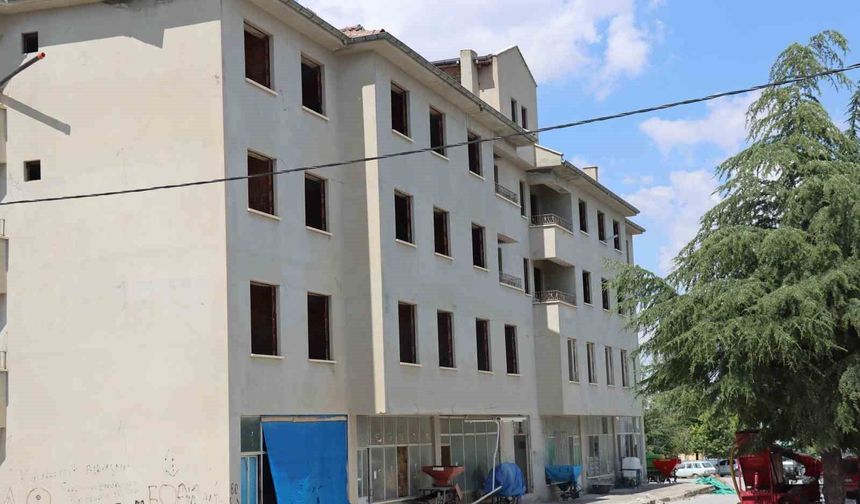 Günyüzü'ndeki eski belediye binası çocuklar için tehlike saçıyor