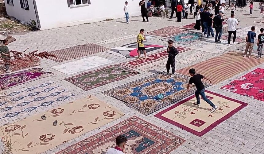 Halı sahaları olmayınca 20'den fazla halıyı yan yana serip kendi sahalarını yaptılar