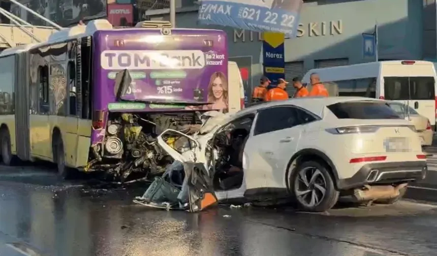 D-100’de feci kaza! İETT otobüsüne çarpan otomobilde 3 kişi hayatını kaybetti