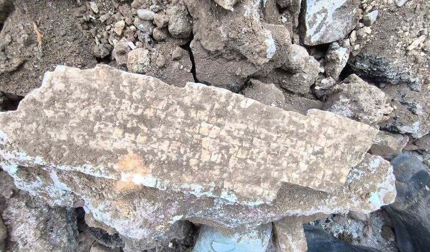 Kepçe ile kazı yaparken tarihi mozaik keşfedildi