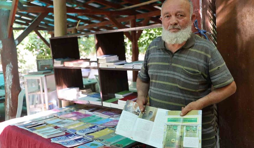 Kızıl Vadi'de 30 Yıldır Turistlere 15 Dilde Kur'an-ı Kerim Hediye Ediliyor