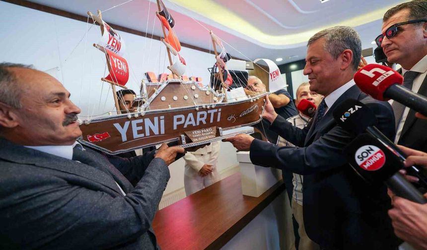 Özgür Özel, YENİ Parti Genel Merkezi'nde fidan dikti