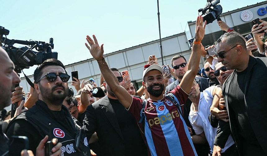 Papara Park’ta Salah Coşkusu! Trabzonspor’un Dünya Yıldızı Taraftarın Önünde İmzayı Attı
