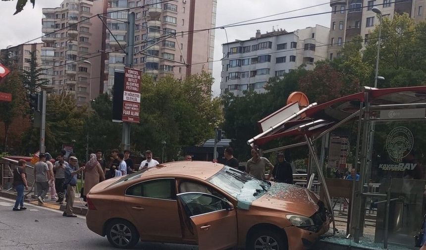 Tramvay Durağında Kaza: Otomobilin Girmesiyle Panik Hüküm Sürdü