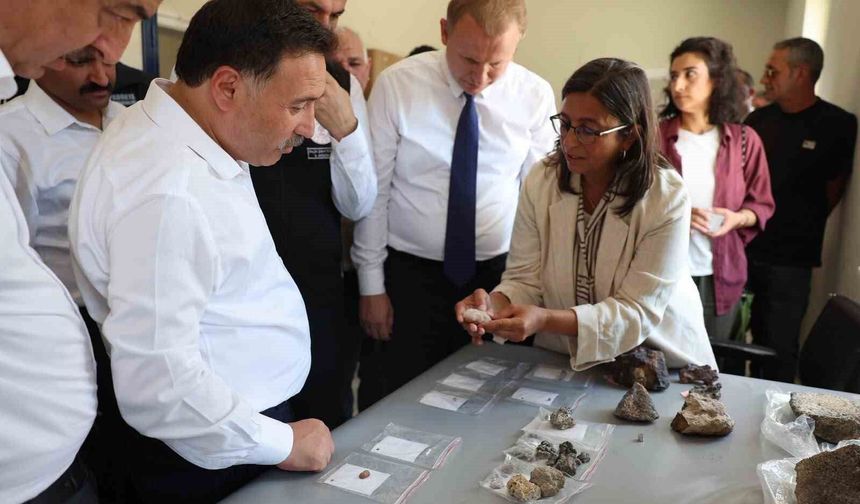 Vali Çiçek, Eğriköy Höyük Arkeolojik Alanını İnceledi