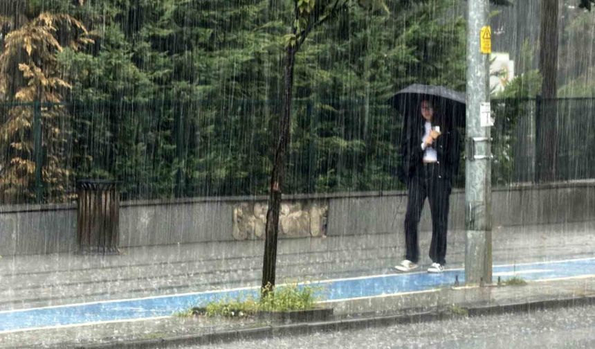 Meteoroloji’den Kuvvetli Sağanak Uyarısı: Sıcaklıklar 5 Derece Birden Düşüyor