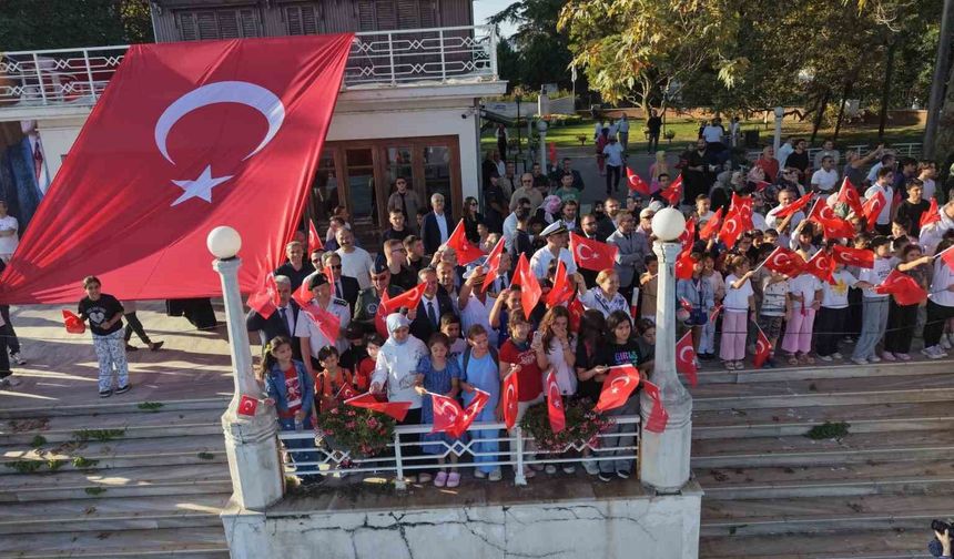 Yerli Gururlar TCG Anadolu ve TCG Heybeliada Yalova'da Vatandaşları Selamladı