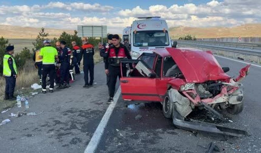Sivas-Kayseri yolunda otomobil tıra çarptı: 6 kişi yaralandı