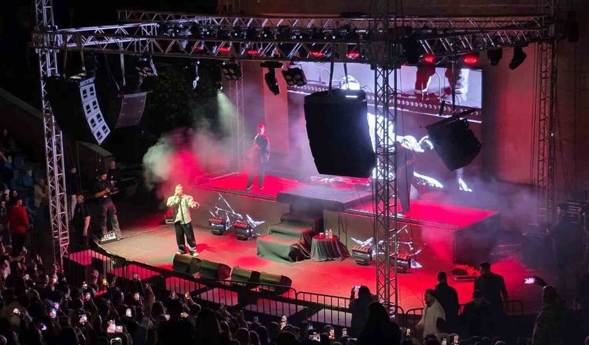 Cehennemağzı'nda Gençlerin Coşkuyla Karşılandığı Konser: Acheron Yine Dolup Taştı