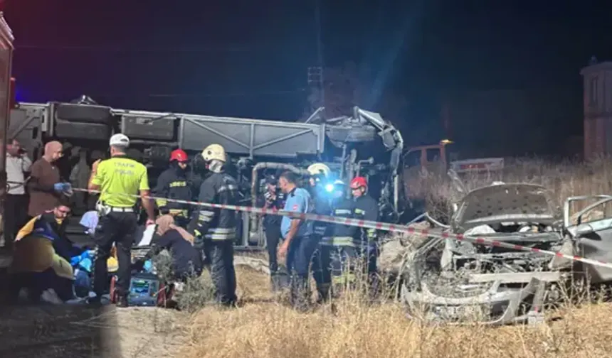 Gaziantep’te feci kaza: Yolcu minibüsü ile otomobil çarpıştı, 7 kişi hayatını kaybetti
