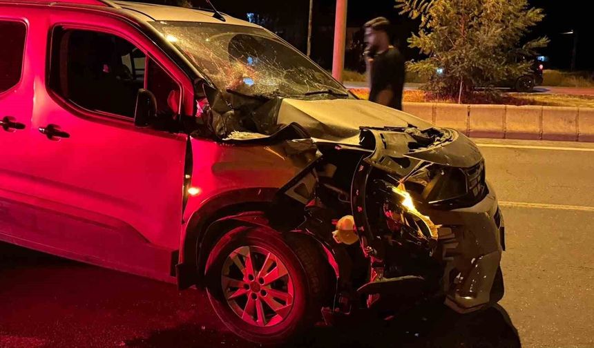 Muş-Bitlis kara yolunda tır ile otomobil çarpıştı: 1 yaralı