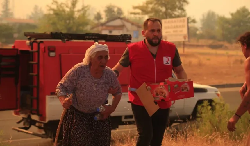 Antalya’da yangın büyüdü! Alevler Isparta yoluna dayandı, 254 ev tahliye edildi