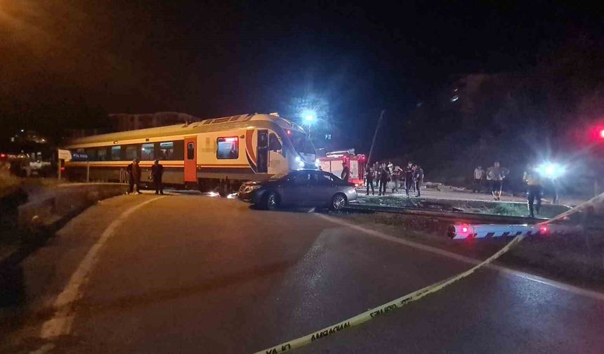 Zonguldak'ta yolcu treni otomobille çarpıştı: 5 yaralı