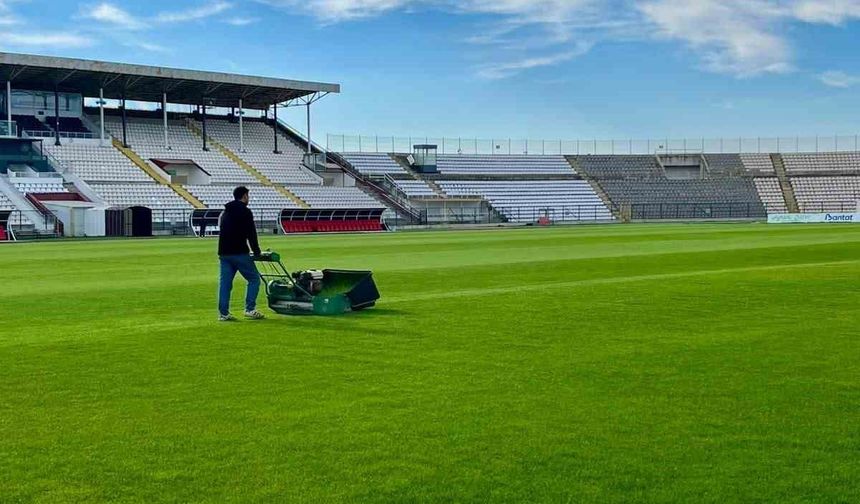 Bandırma Gençlik ve Spor Tesislerinde Yenileme Çalışmaları Devam Ediyor