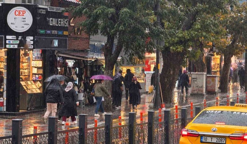 Bandırma'da Etkili Sağanak Yağış Hayatı Olumsuz Etkiledi