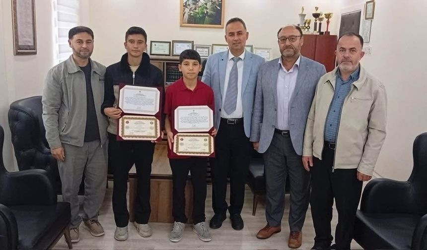 İki Hafız Öğrenci İcazet Belgesi Aldı