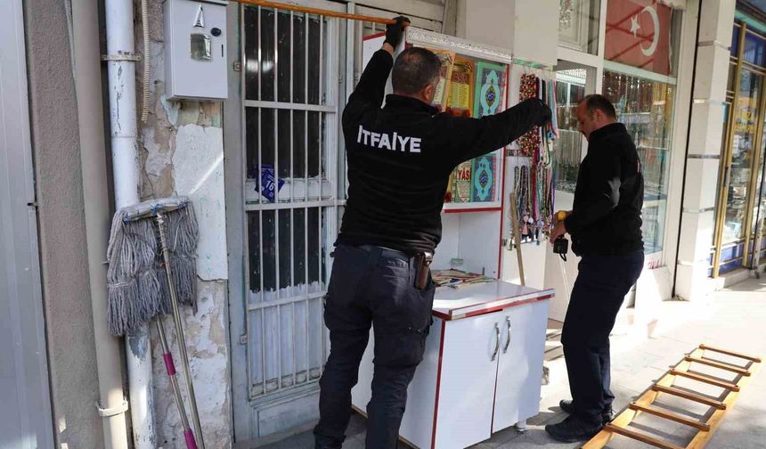 Kırşehir'de kepenge sıkışan kedi itfaiye tarafından kurtarıldı