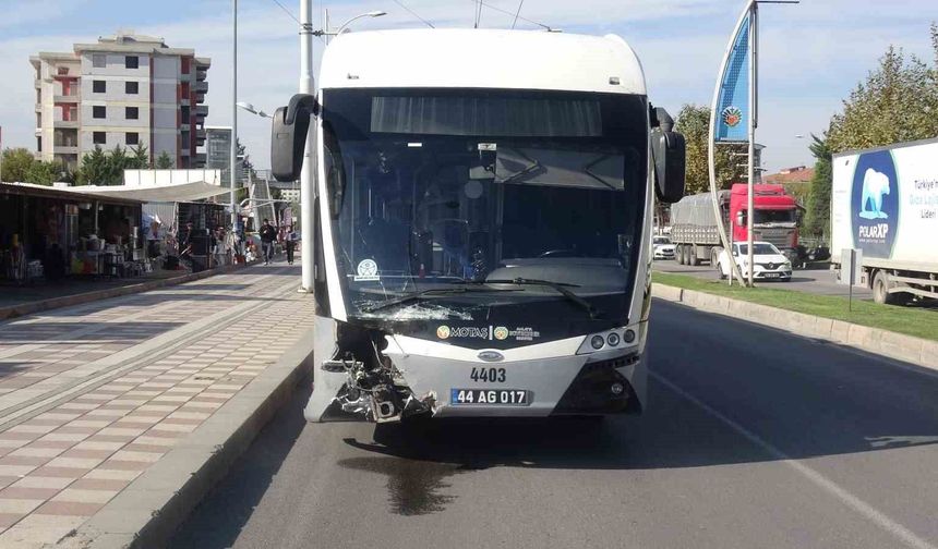 Malatya'da trambüs ile otomobil çarpıştı, 5 kişi yaralı